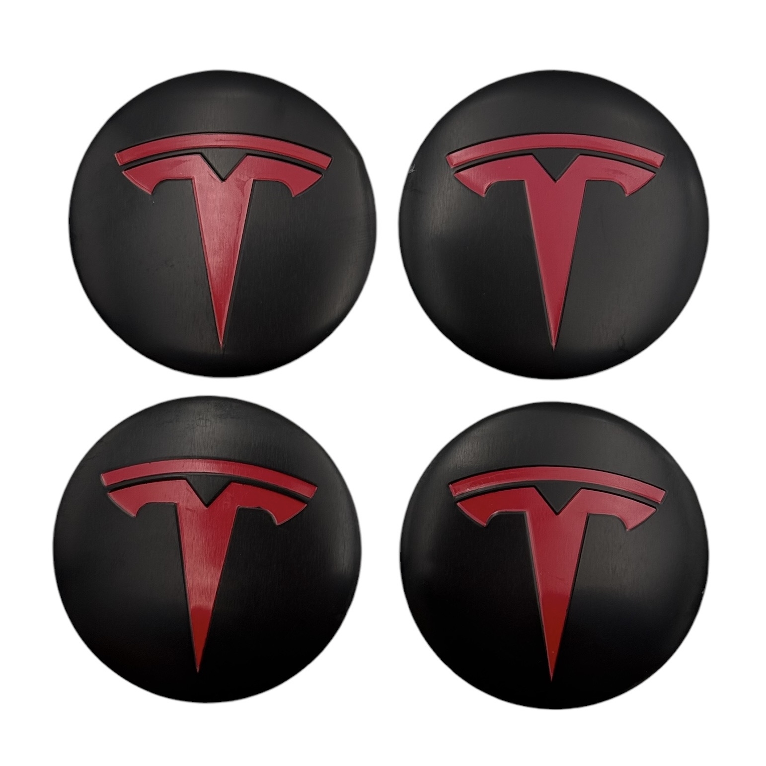 TESLA%20MAT%20SİYAH%20KIRMIZI%20JANT%20KAPAĞI%20LOGO%20ETİKET%20SETİ