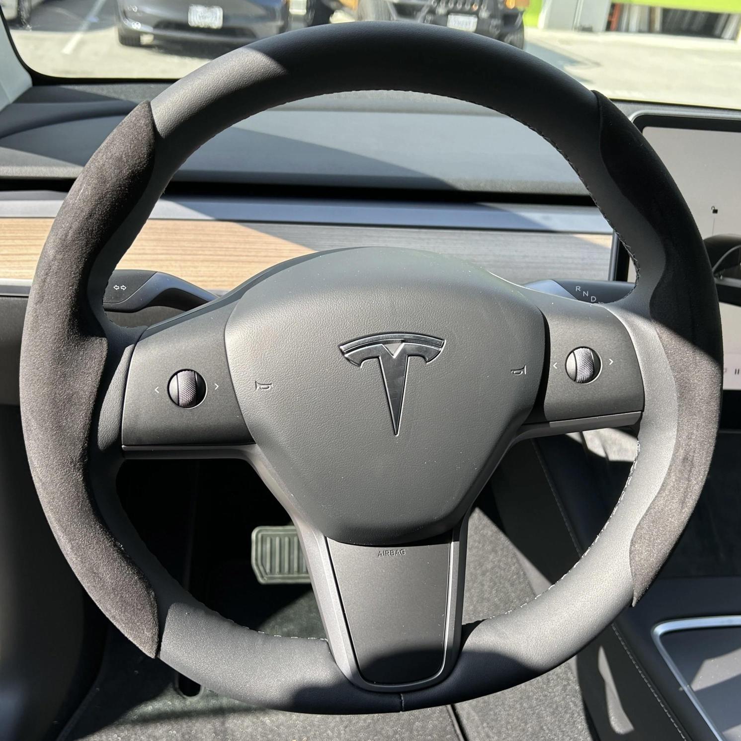 TESLA%20MODEL%20Y%20ALCANTARA%20DİREKSİYON%20KORUYUCU