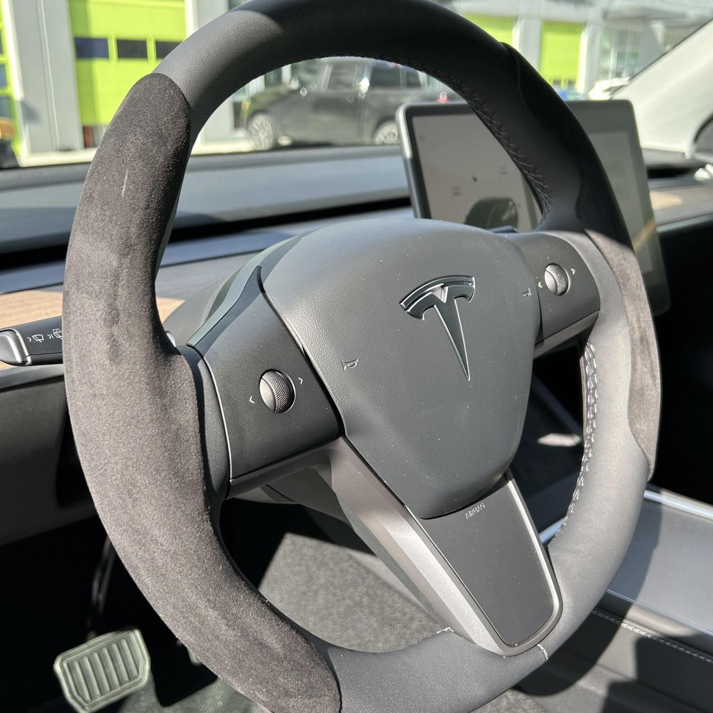 TESLA%20MODEL%20Y%20ALCANTARA%20DİREKSİYON%20KORUYUCU