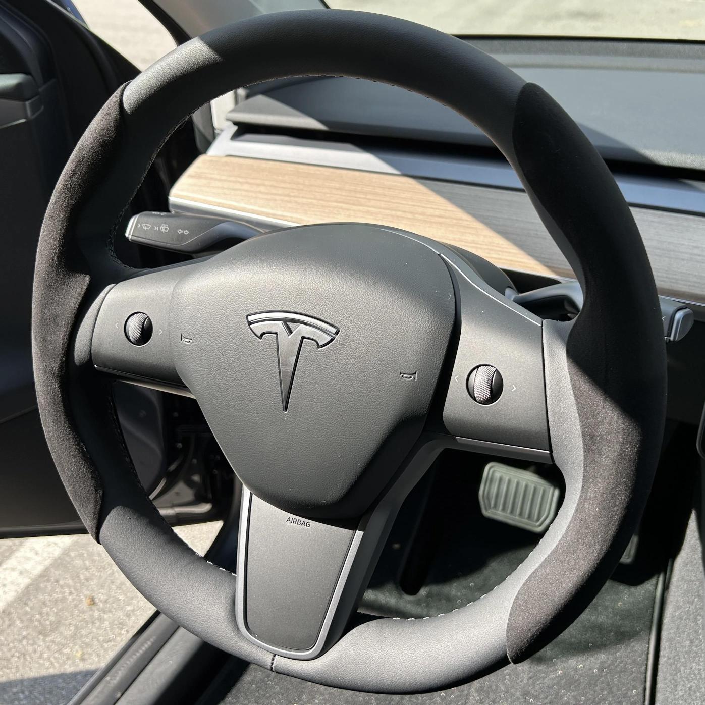 TESLA%20MODEL%20Y%20ALCANTARA%20DİREKSİYON%20KORUYUCU