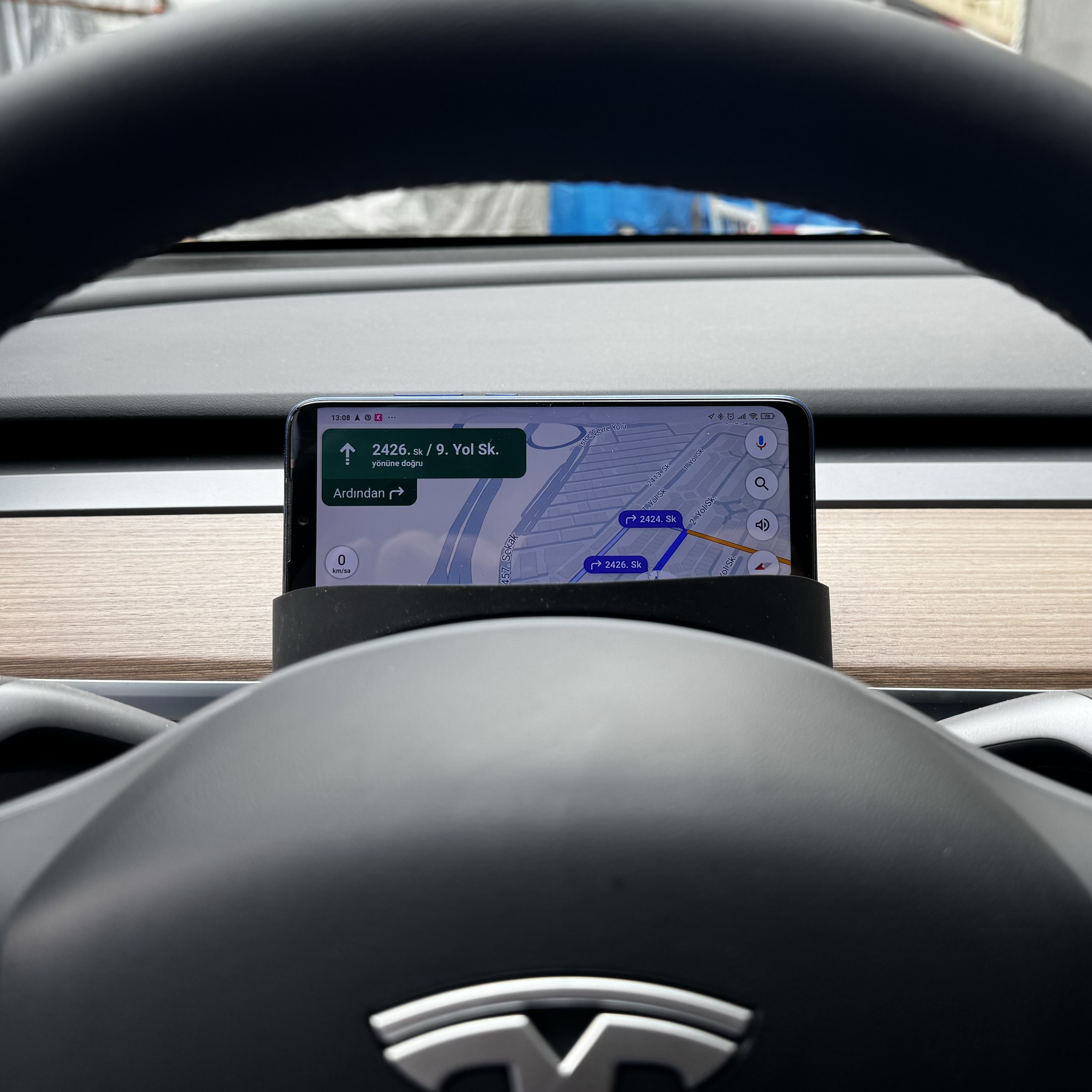 TESLA%20MODEL%20Y%20TELEFON%20TUTUCU%20DİREKSİYON%20ORGANİZATÖRÜ