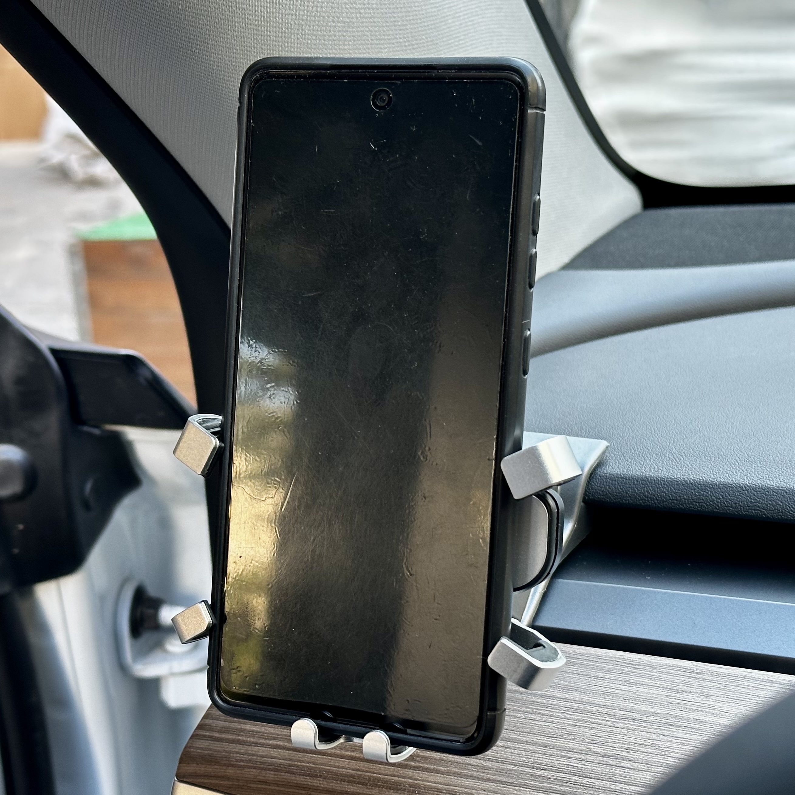 TESLA%20MODEL%20Y%20TELEFON%20TUTUCU